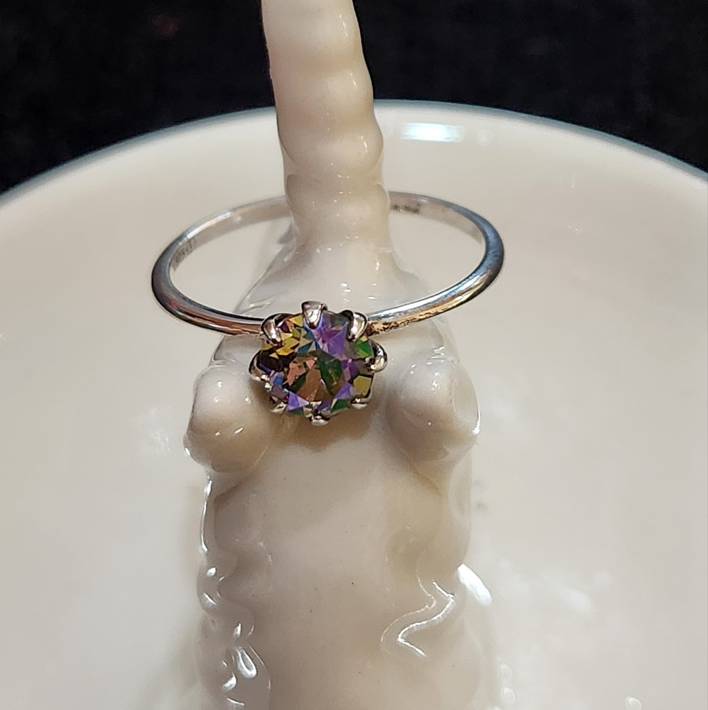 Elegant Silver Ring with Iridescent Stone